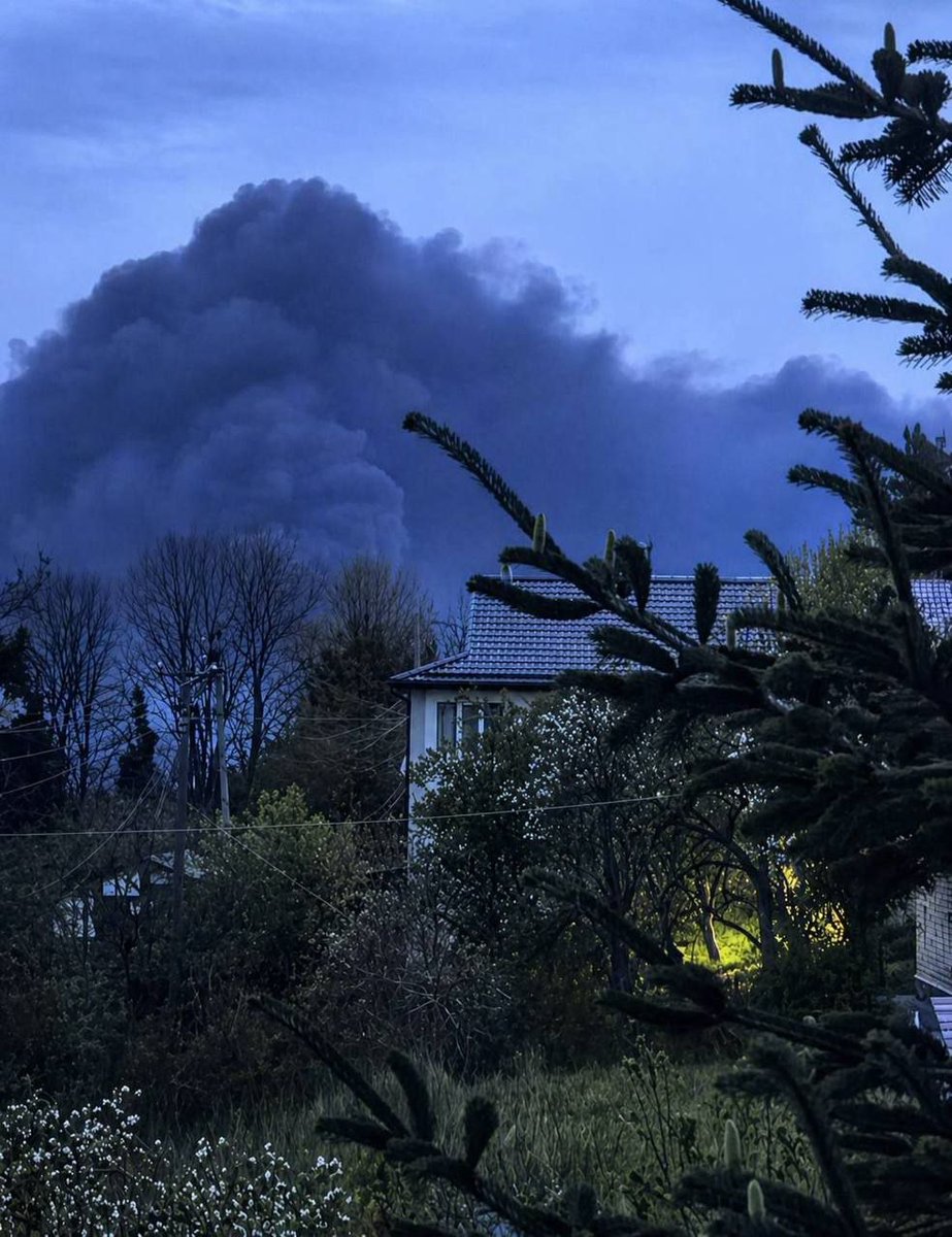 NOELreports's tweet image. A new fire is raging at the oil refinery and export terminal complex in Tuapse, southern Russia, after yet another Ukrainian drone attack. The strike marks the fourth assault on the facility since mid-April. #Russia