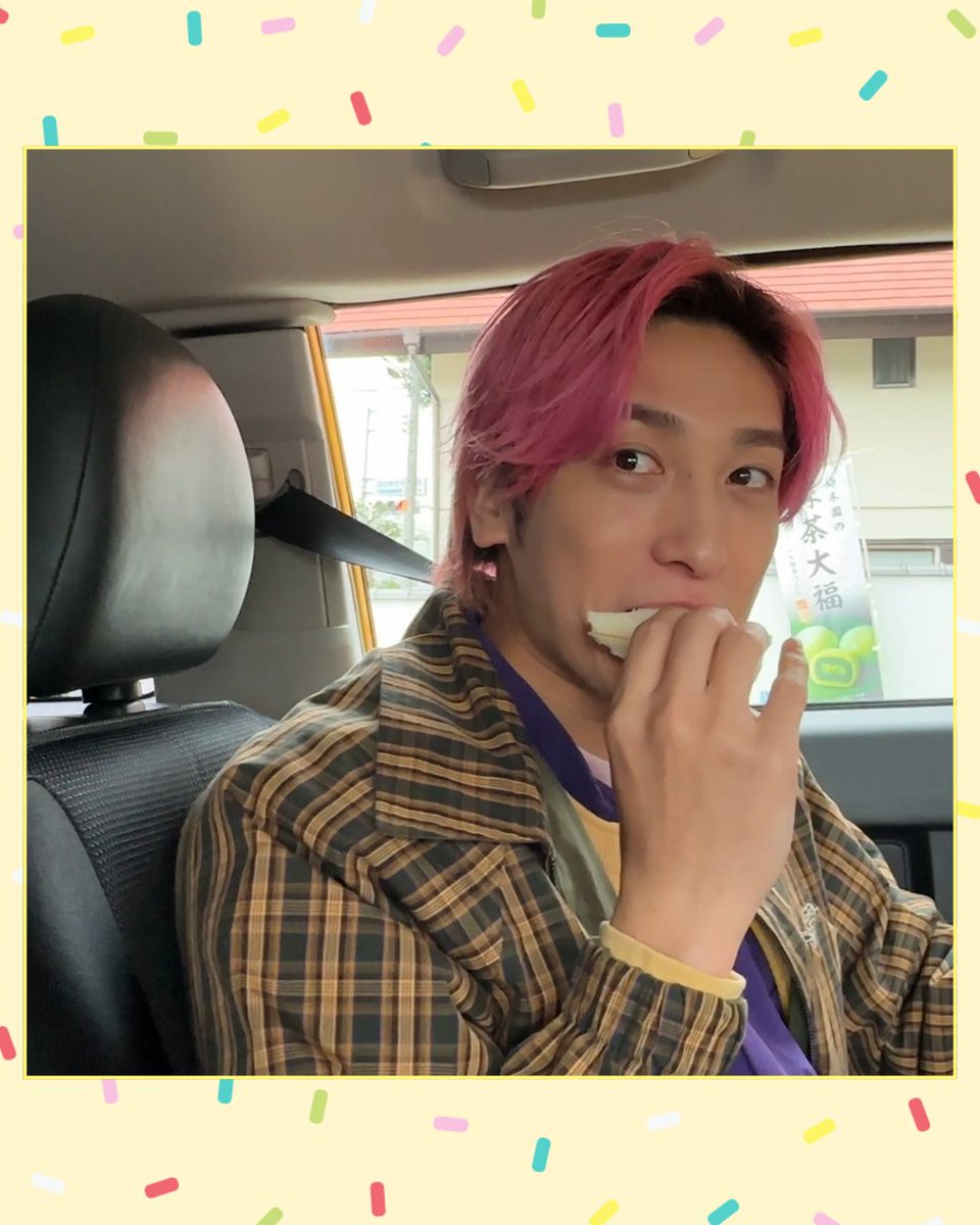 meshidora_ntv's tweet photo. AKIRAさんが
兼近大樹(EXIT)＆満島真之介と
東京都小平市でグルメドライブ旅🚗💨

地元で40年以上愛されている名店へ
初心を思い出す懐かしのパンの耳や
美味しいサンドイッチに大満足

EXILEに入るきっかけとなった衝撃のデビュー秘話とは？

日曜ひる12時45分からは #メシドラ ！
お楽しみに！🌈 https://t.co/bvKhcLKkEk