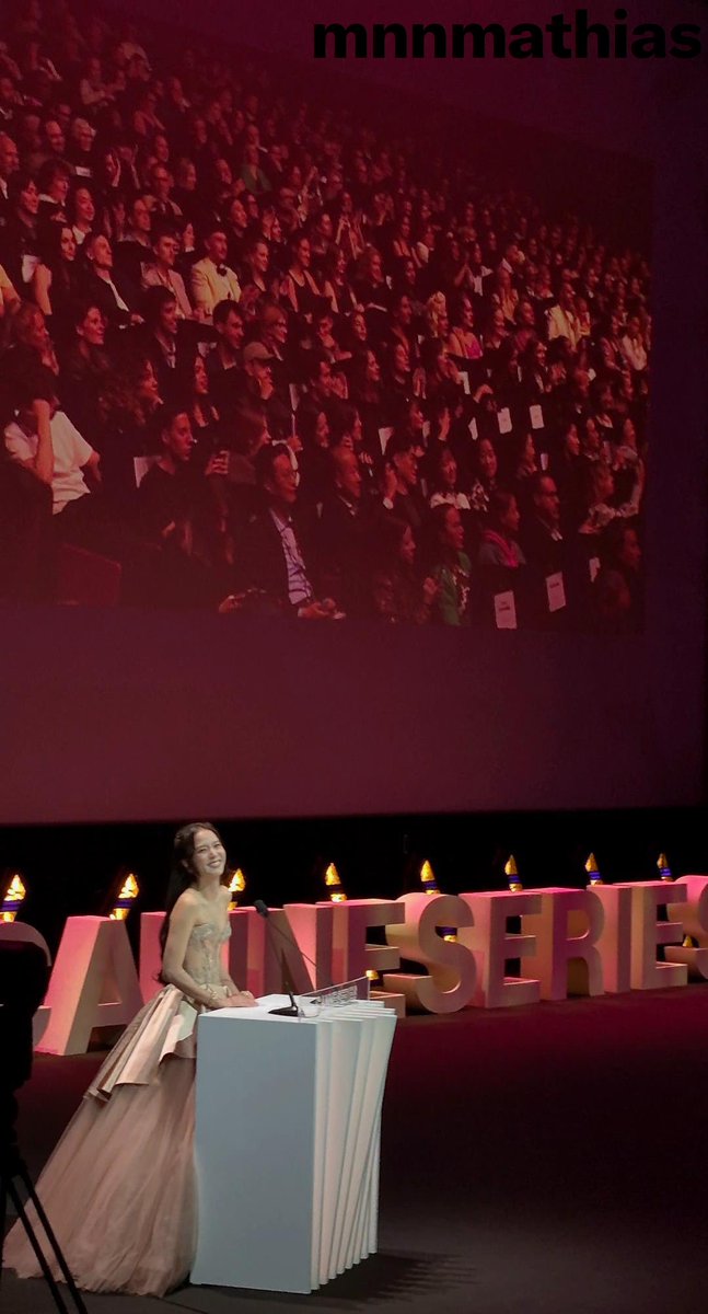 ManonMathi78004's tweet photo. @sooyaland103 I don’t want to be rude but I was at the ceremony and it wasn’t a standing ovation at all… it was the photographer that asked the audience to get up to take a picture. But what’s for sure is that everyone cheered a lot for her but it wasn’t a standing ovation https://t.co/rYm0qfDxDw