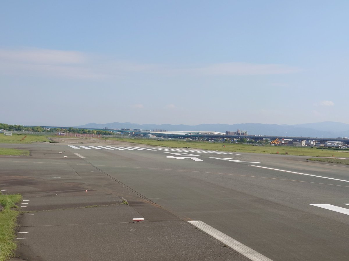 cowcowken1's tweet image. 2026/5/1 JL318 JA614J [43] 今日は遅延祭の福岡より「出張」帰りとして羽田まで。自分の搭乗便も約40分遅れの出発。今日は鹿児島から到着したが乗り継ぎ用の通路を初めて利用。この扉って何なんだろうという疑問がひとつ解決したが、扉を出ても左右が分からなかった。
#福岡空港 #JAL #B767 #クラスJ