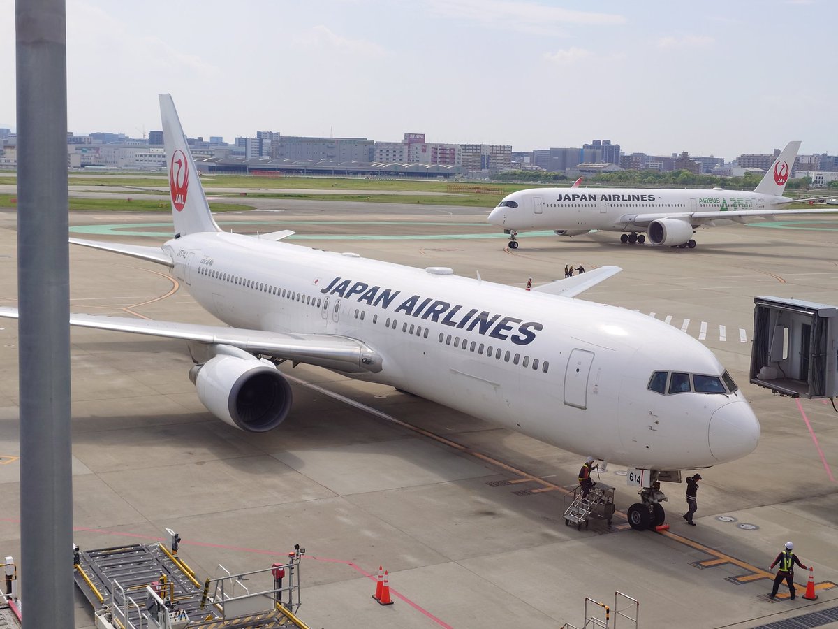 cowcowken1's tweet image. 2026/5/1 JL318 JA614J [43] 今日は遅延祭の福岡より「出張」帰りとして羽田まで。自分の搭乗便も約40分遅れの出発。今日は鹿児島から到着したが乗り継ぎ用の通路を初めて利用。この扉って何なんだろうという疑問がひとつ解決したが、扉を出ても左右が分からなかった。
#福岡空港 #JAL #B767 #クラスJ
