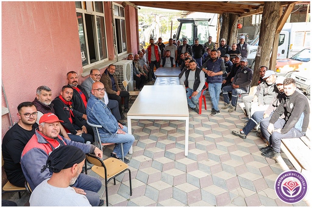 Keçiborlumuz için çalışan, ilçemize şekil veren, ilçemizi seven tüm çalışma arkadaşlarımın 1 Mayıs Emek ve Dayanışma Günü'nü yürekten kutlar, beraberce ilçemizi güzelleştirmeye ve hayırlı işler yapmaya devam etmeyi dilerim. 
-Keçiborlu Belediye Başkanı Yusuf Murat PARLAK-