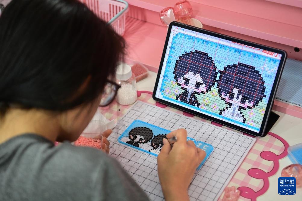 BeijingEvening's tweet image. 玩拼豆，在像素格子里放慢生活脚步
Have you heard of "pindou (perler beads)"? Young people in #China are embracing this pixel-art craft as a way to slow down, focus, and create — one tiny bead at a time. 🧩😌✨
#TrendingInChina #DIYCraft #ArtTherapy