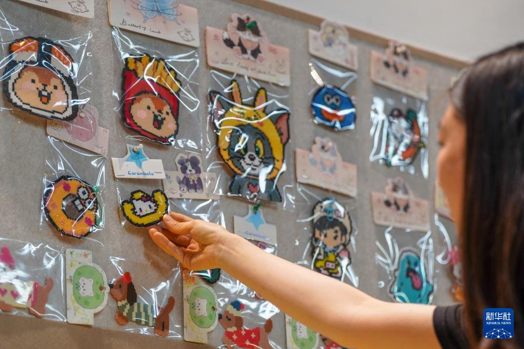 BeijingEvening's tweet image. 玩拼豆，在像素格子里放慢生活脚步
Have you heard of "pindou (perler beads)"? Young people in #China are embracing this pixel-art craft as a way to slow down, focus, and create — one tiny bead at a time. 🧩😌✨
#TrendingInChina #DIYCraft #ArtTherapy