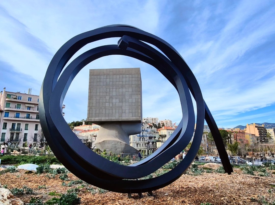 EtwTerp's tweet image. Il est là, le carré !
"La tête au carré ", Promenade du Paillon, Nice
20 février 2026
#mathsartist #mathpics #maths #geometrie #geometry #nice #cotedazur #carre
🔶 RV sur Instagram:
📸🖍️MATHS_ARTIST✏️🎨instagram.com/maths_artist?u…
