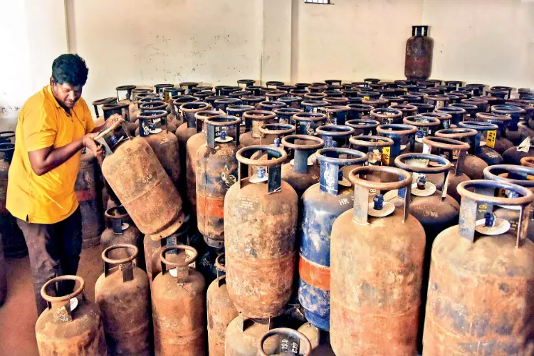 Dnn24Network's tweet image. Commercial LPG prices see record hike, Rs 993 jump per cylinder marks third straight increase amid rising global energy costs.

Read Full Article: awazthevoice.in/business-news/…

#LPG #Harmony #Brotherhood #NationalIntegrity #Peace #DNN24 #AwazTheVoice @AwazThevoice