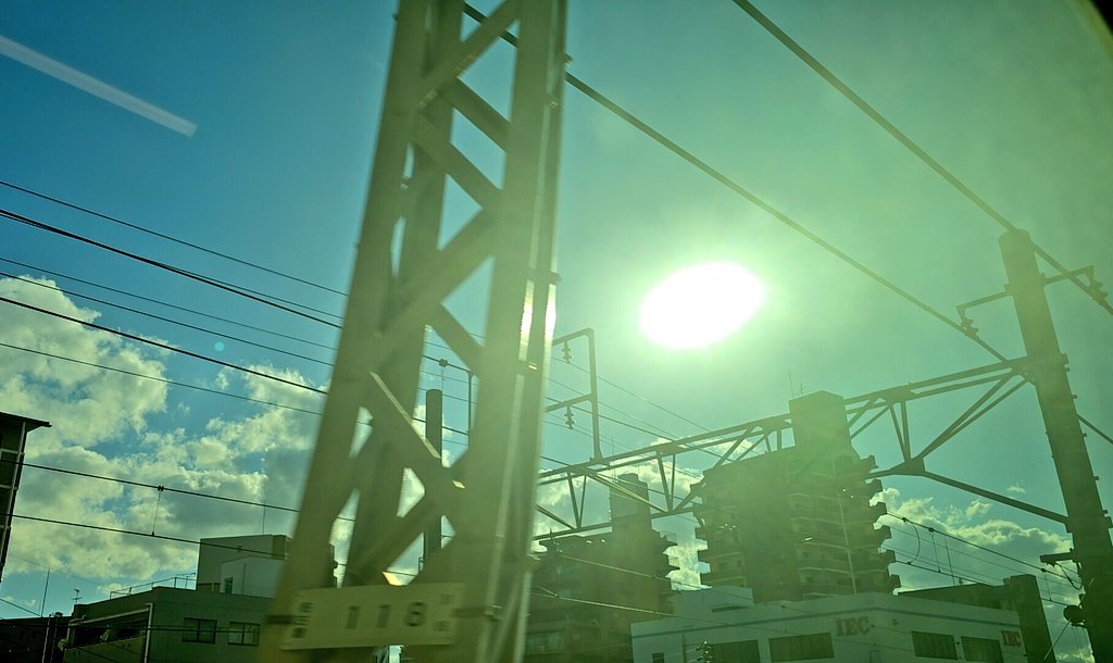 現在、神戸に帰ってるところ
大変よい天気で、気をつけて帰り～と言われてるような気がします。

明日からのライブの前に
僕からお話ししたいこと
もしよかったら聞いていただけたらと思い

YouTube Live (HfL299)
20:30 (予定)

宜しくお願いいたします。
youtube.com/live/0vtVDvEU_…
