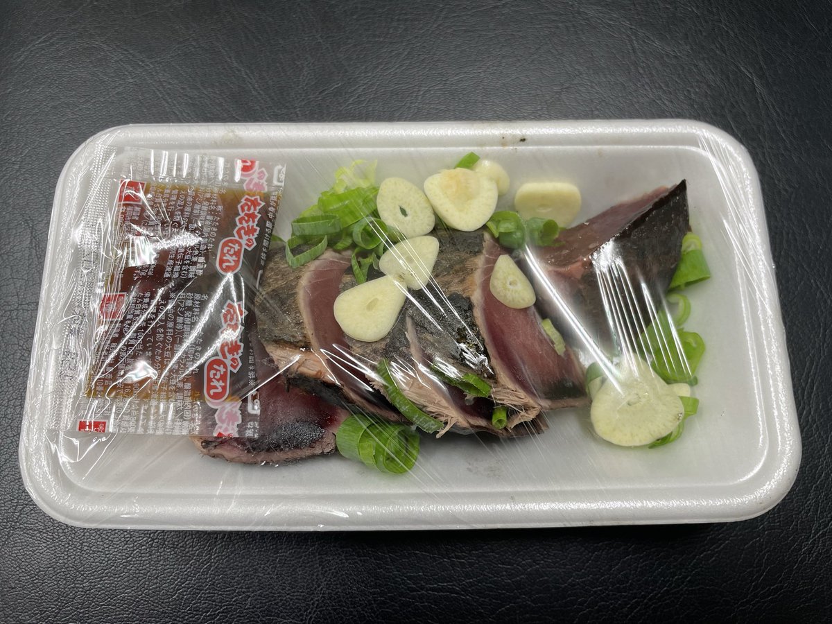 nihonjimuki's tweet photo. 南国の和田鮮魚店さんでカツオのタタキを買いました🐟

その後、西島園芸団地さんでスイカも買いました🍉

今日はお客さんのところで買い物が多い日です😁 https://t.co/jG4dJW5jW6