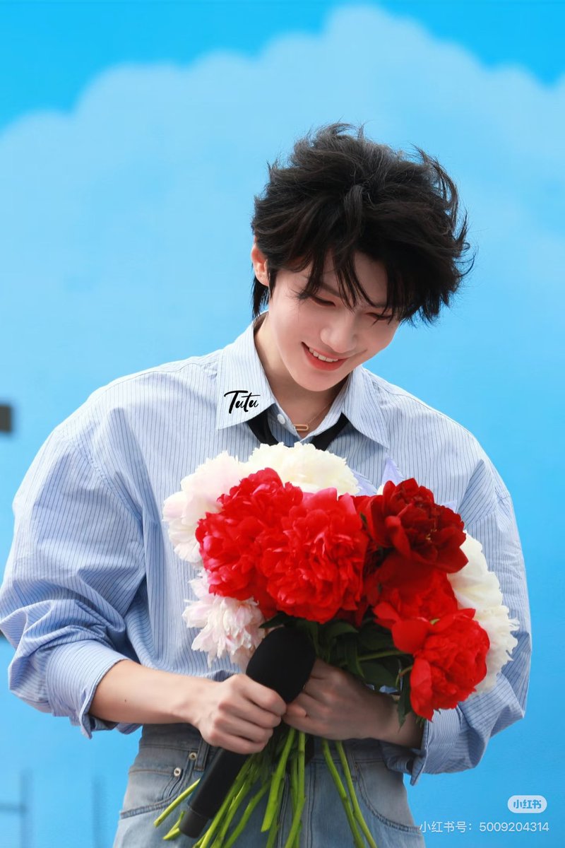 jiuxiaoer's tweet photo. Pupu prettier than the flowers he’s holding

https://t.co/58Gk2h81nJ https://t.co/CmP7aLMi29