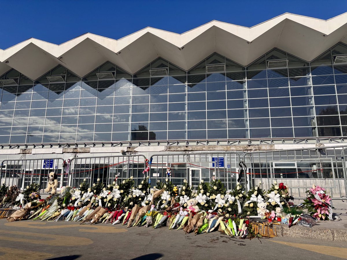 Godinu i po dana od pada nadstrešnice u Novom Sadu, Forbes objavljuje tekst koji otvara suštinsko pitanje. 
Kako je moguće da stanica Novi Sad prvobitno nije ni bila predviđena za rekonstrukciju, a da je kasnije ušla u projekat bez jasnog zahteva za proveru konstrukcije?⬇️