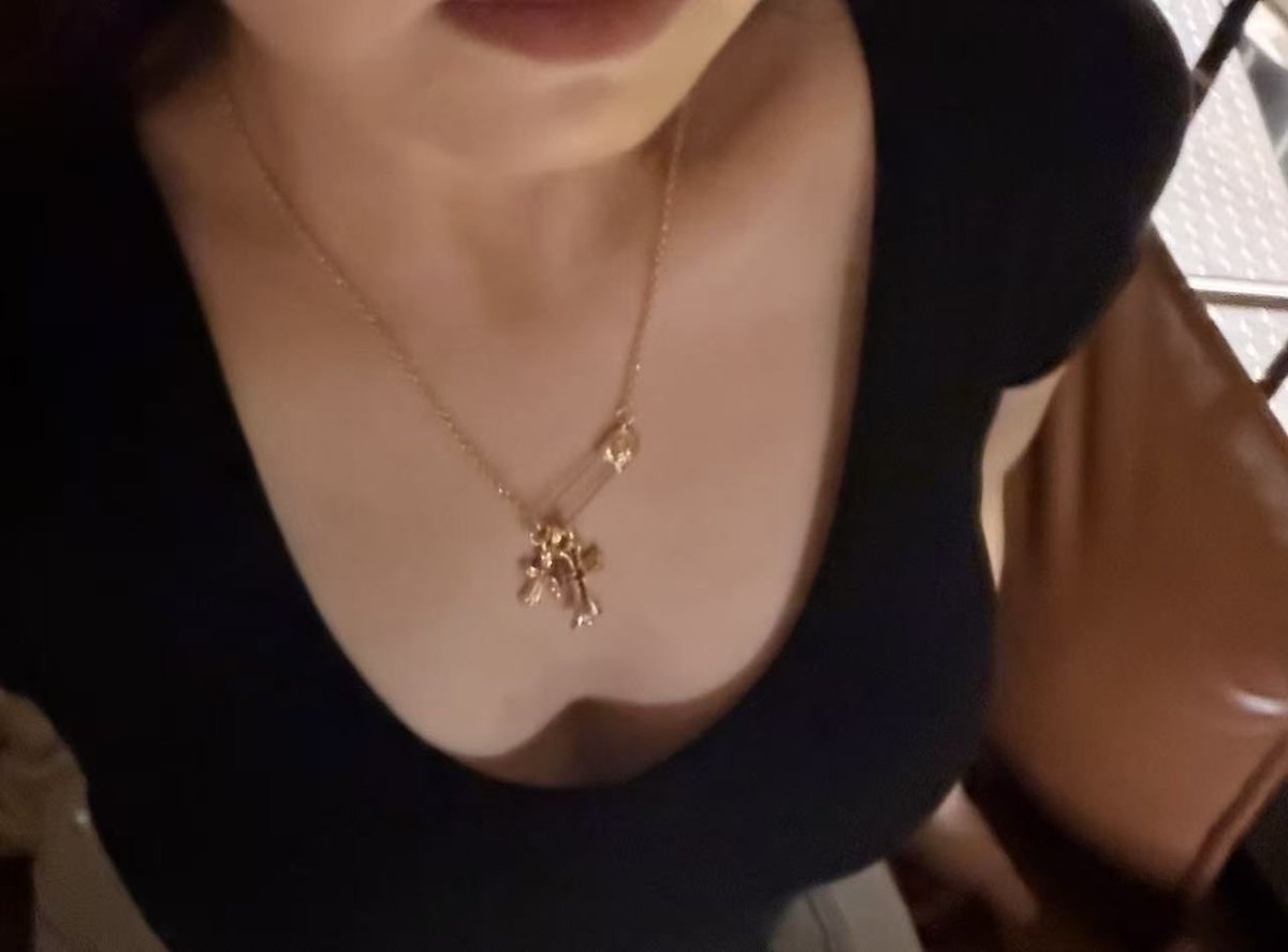 wangmeinu's tweet photo. 那天穿的特别漂亮但是如果有个高个子男生路过我就会看到这样： https://t.co/CodcBYuamI