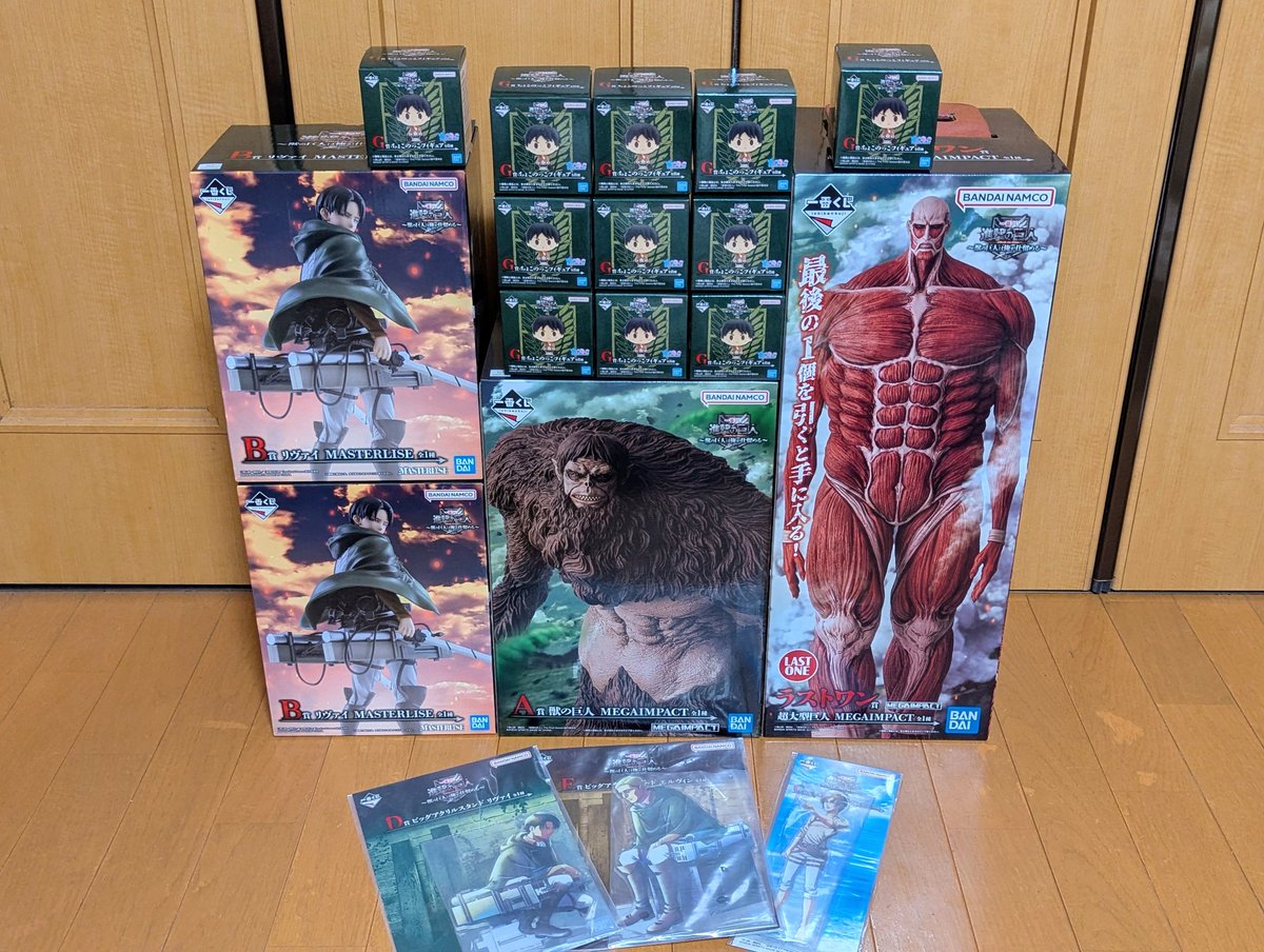 Shingeki_EJ_'s tweet photo. 進撃の一番くじ、頑張って集めてたんだけどなあ
ここにせめて鎧だけでもいっしょに並べたかったな
まあさすがに再販あるかあ……

一番くじオンラインちょっともう嫌いかも…☆

くじはお店でペリペリすんのがいいんだよなあ！？
田舎に住んでるからさあ〜近場に公式ショップ1店舗しかないんよなあ！！ https://t.co/ORzAZ8JrvY