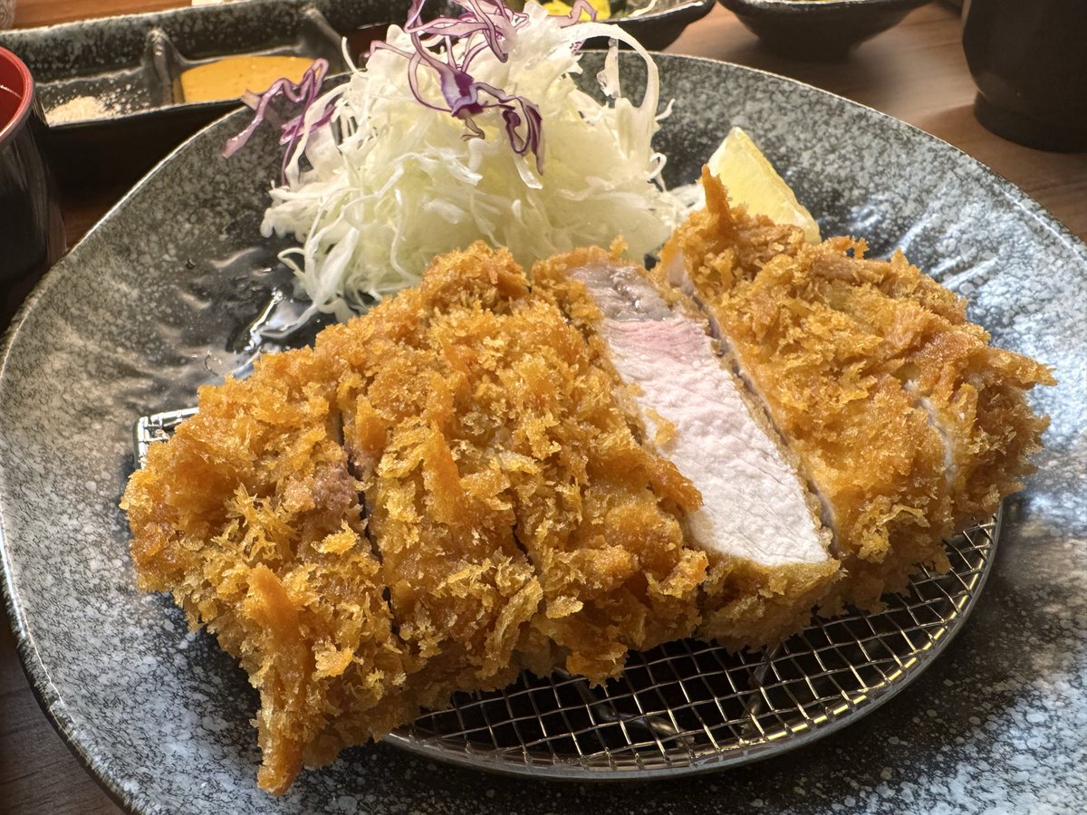 YOLO_YNWA's tweet photo. 『🇸🇬とんかつ大喜』
高島屋5F 行ってきました。ロースカツ(250g) S$42++美味しかったです。 https://t.co/Vo4rftvWEH
