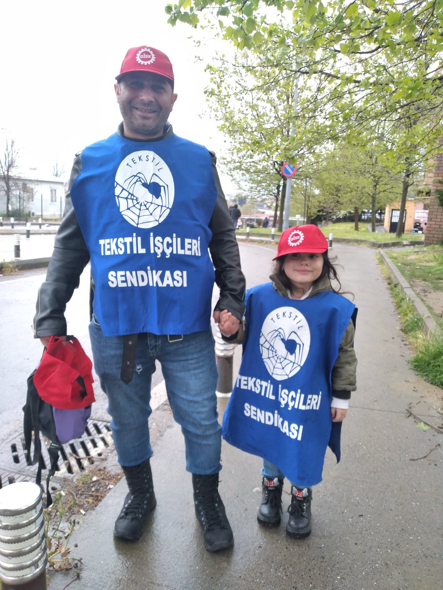 DarlamaRadyosu's tweet photo. Babasıyla geliyor kızçe https://t.co/q3fZCLTR4g