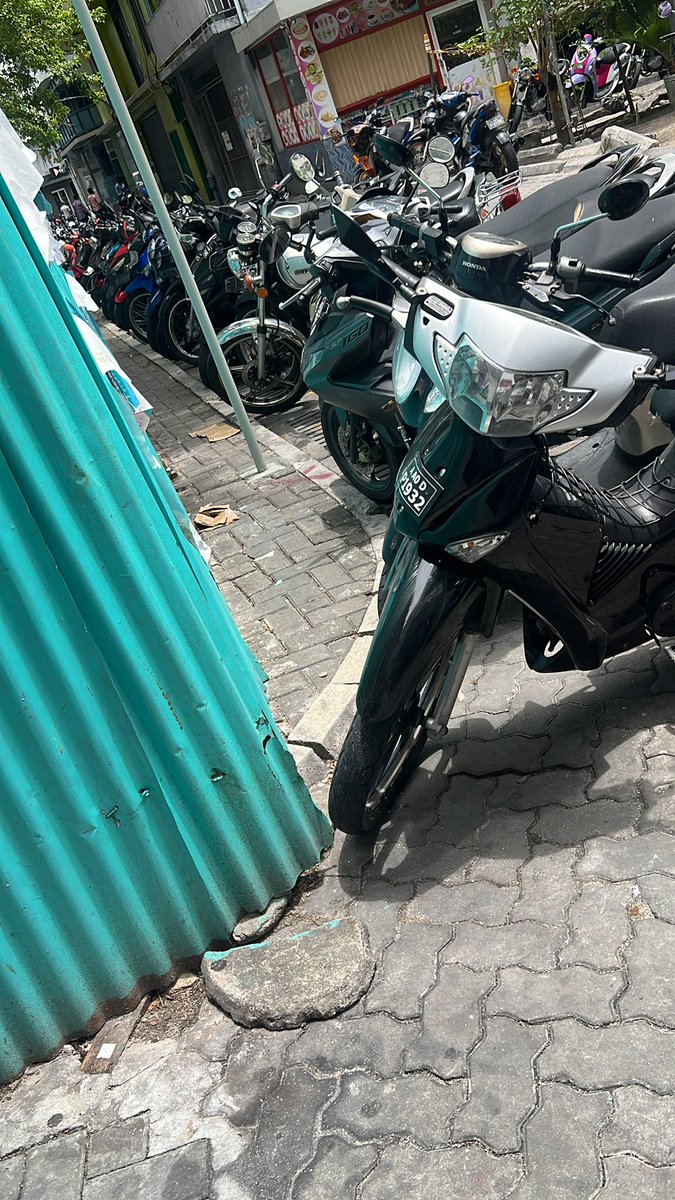 thathuhamyyd's tweet photo. Wow, truly impressive parking. Really makes walking so much easier. Much appreciated. https://t.co/kCbzUG5vju