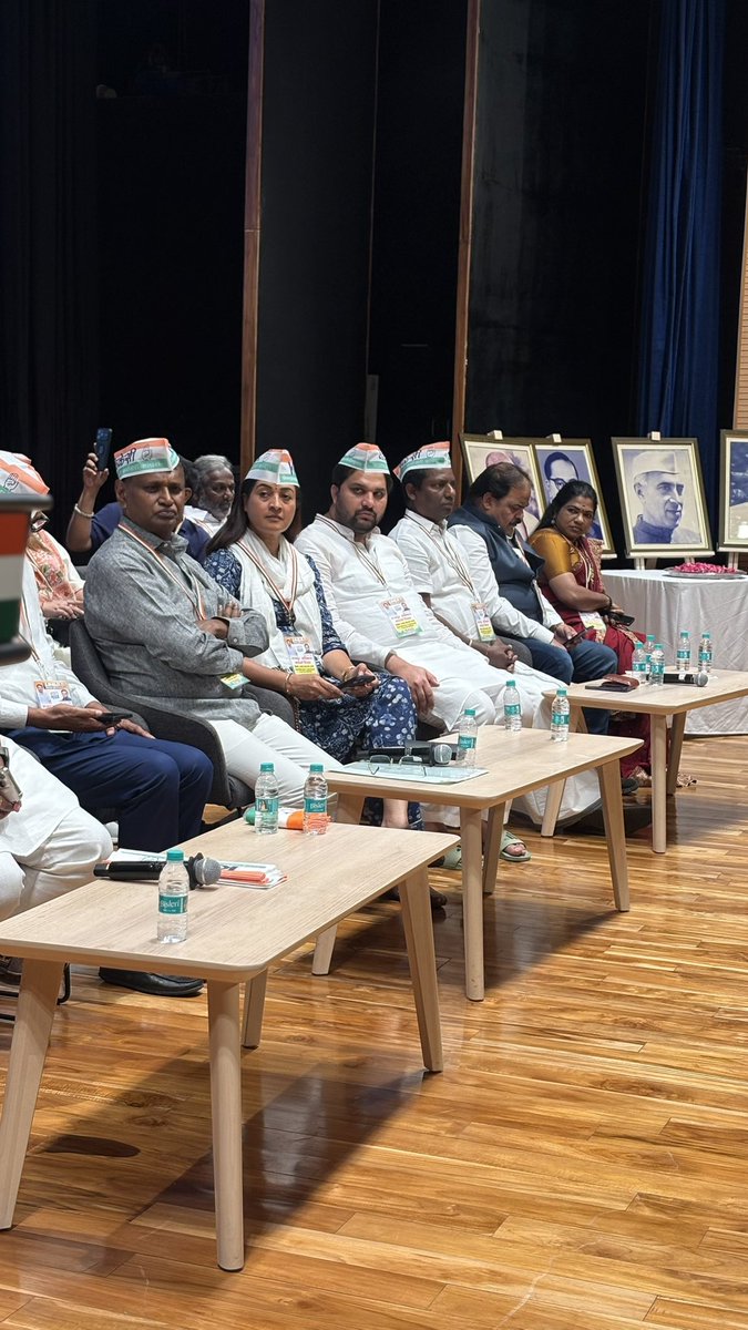 मज़दूर अधिकार बचाओ सम्मेलन – KKC

केकेसी के राष्ट्रीय चेयरमैन माननीय <a href="/Dr_Uditraj/">Dr. Udit Raj</a> जी के नेतृत्व में इंदिरा भवन में मज़दूर अधिकार बचाओ सम्मेलन सफलतापूर्वक प्रारंभ हो चुका है।

अभी-अभी <a href="/MahilaCongress/">All India Mahila Congress</a> की अध्यक्षा <a href="/LambaAlka/">Alka Lamba 🇮🇳</a> जी का सम्मेलन में आगमन हुआ।

उनकी गरिमामयी उपस्थिति ने