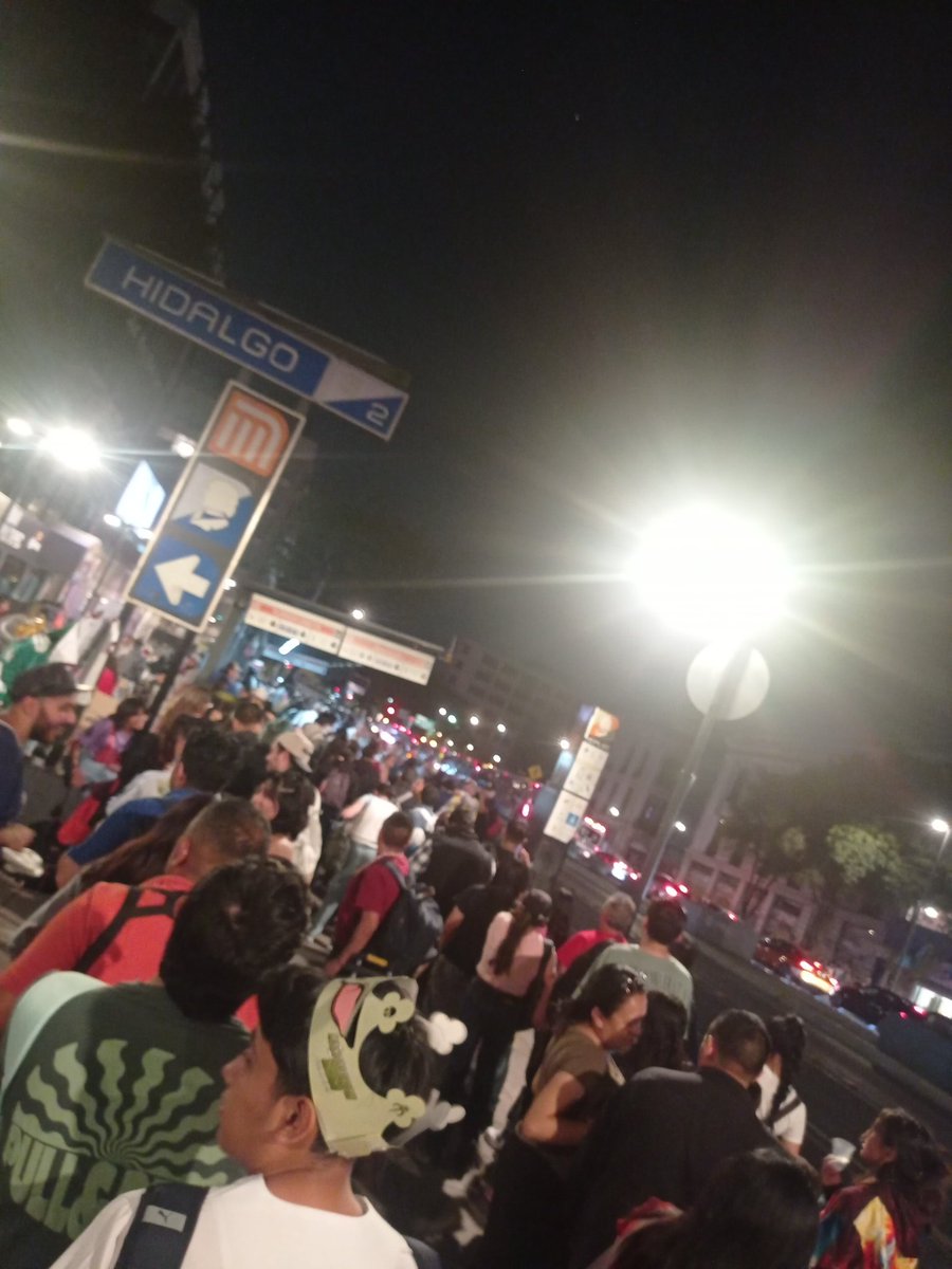 Sin unidades del <a href="/MetrobusCDMX/">Metrobús CDMX</a> en terminal Hidalgo dirección alameda oriente así la fila siendo la hora 21:21 p.m para conocimiento <a href="/ClaraBrugadaM/">Clara Brugada Molina</a> <a href="/ORTCDMX/">Organismo Regulador de Transporte</a> <a href="/locatel_mx/">@locatel_mx</a>
