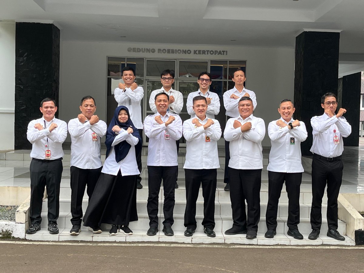 RAKYATINDO_ID's tweet image. Kemenko Polkam Perkuat SDM Siber Nasional Lewat Kunjungan ke Poltek SSN Bogor

#kemenkopolkam #menkopolkam #SDM #rakyatindonesiaid