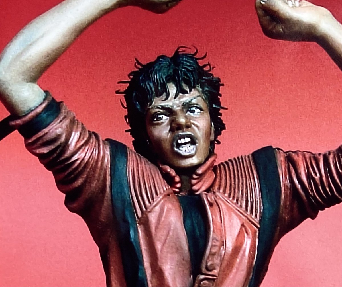 redleaves6's tweet photo. 「THRILLER」石粉粘土､20年前の作品。
映画「Michael」世界に遅れ6月公開! 
今でも彼の作品は年間億の売り上げだとか。この分断と戦争の時代、彼に生きていて欲しかったと何度も思う。
フィギュアは表町商店街展示中。お問い合わせもagedorさんへ
#art #michael #michaeljackson #岡山市 #agedor https://t.co/1AANy3Z2Y4