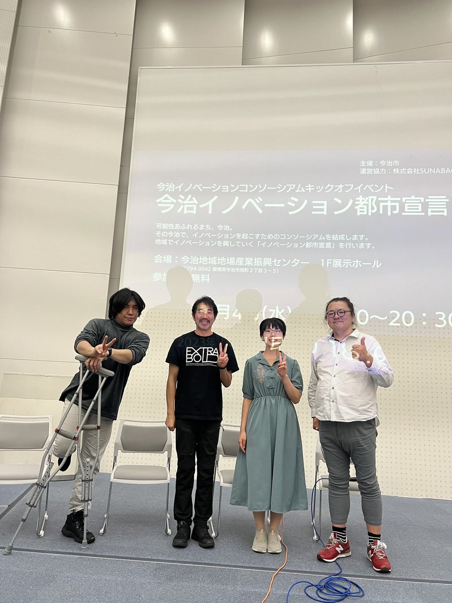 この時でしたかね？広島市市立大学のインターンの女子学生さんが海洋プラスチックゴミや蠣殻、木粉を使っていろんなものを作ってました。わずか2日間で学部の展示会のために作った2mのクマの作品には私もびっくりしました。