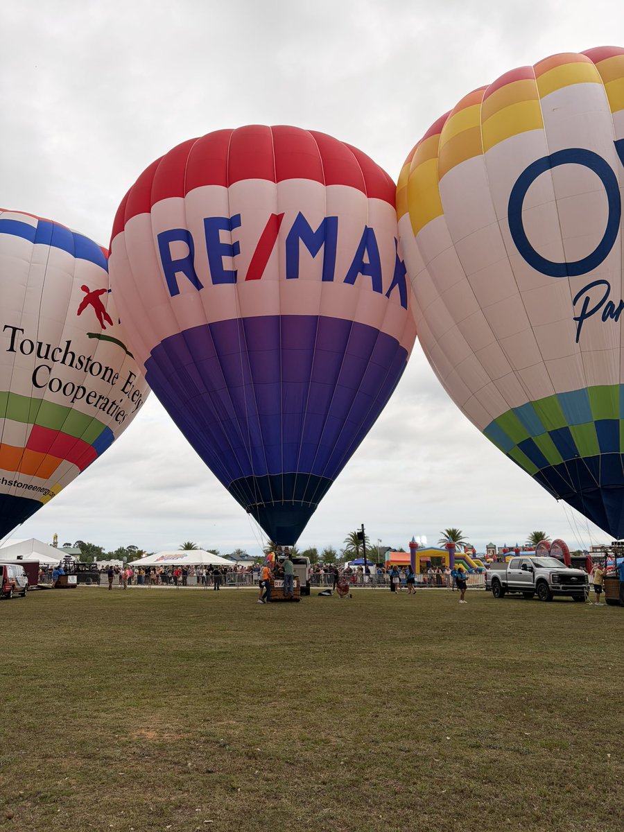 OldWorldballoon's tweet image. We are kicking off the 2026 Re/Max hot air balloon season at the Gulf Coast Hot Air Balloon Festival! We got to glow tonight and hope to be out flying and glowing again tomorrow! #abovethecrowd 
#Re/Maxhotairballoonteam