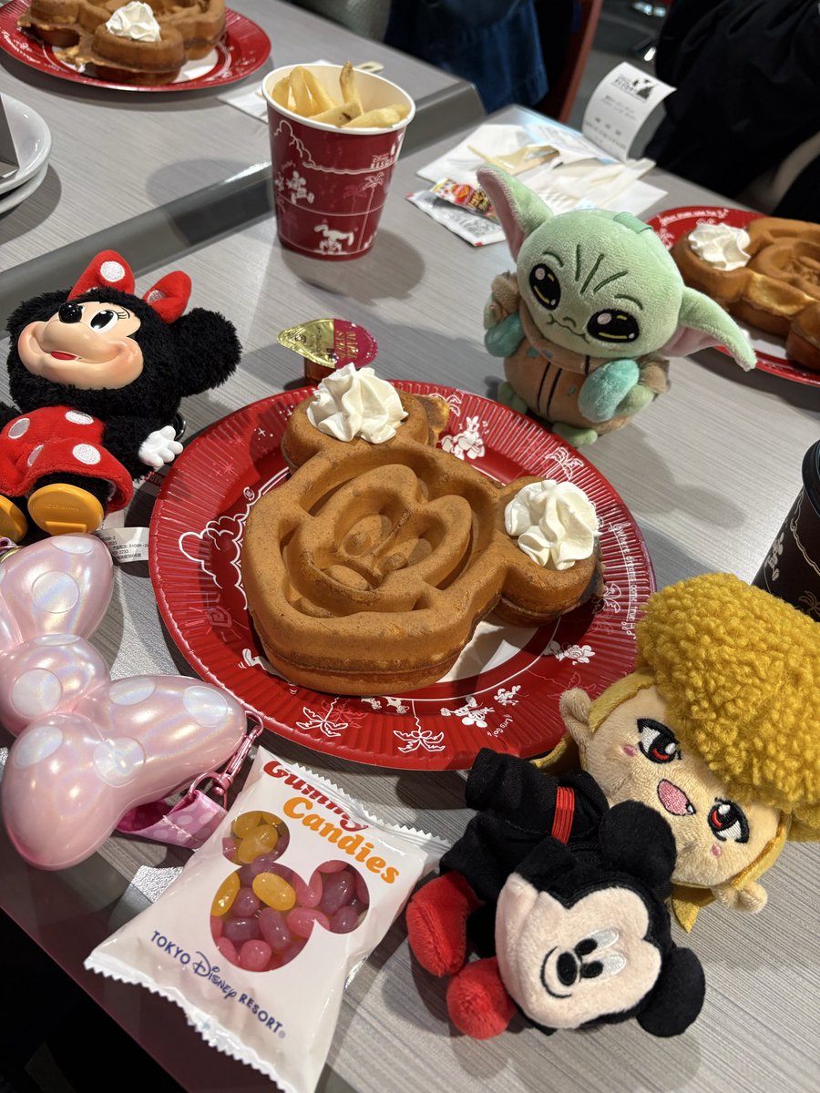 Ossu_Ora_YOKO's tweet image. 雨だけど楽しいねぇ🥰

@ShowAyanocozey 
#tdl #disney