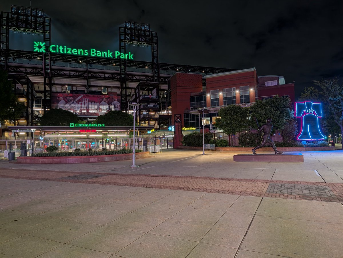 DaveMReports's tweet photo. Good Night from South Philly 

#Phillies Sweep Doubleheader 
#Sixers dominate Celtics to Force Game 7
#BOSvsPHI #SFvsPHI https://t.co/5Ubtj9jWRf