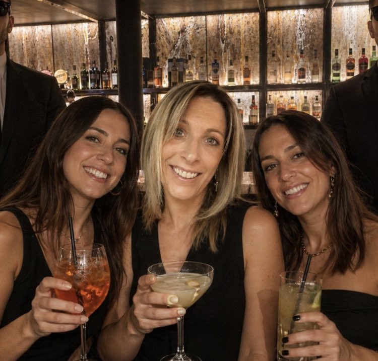 La Betty de joda con las mamis...cinco viajes en primera a Madrid les pagó con LA NUESTRA.
Ésta tilinga ...#PRESA.