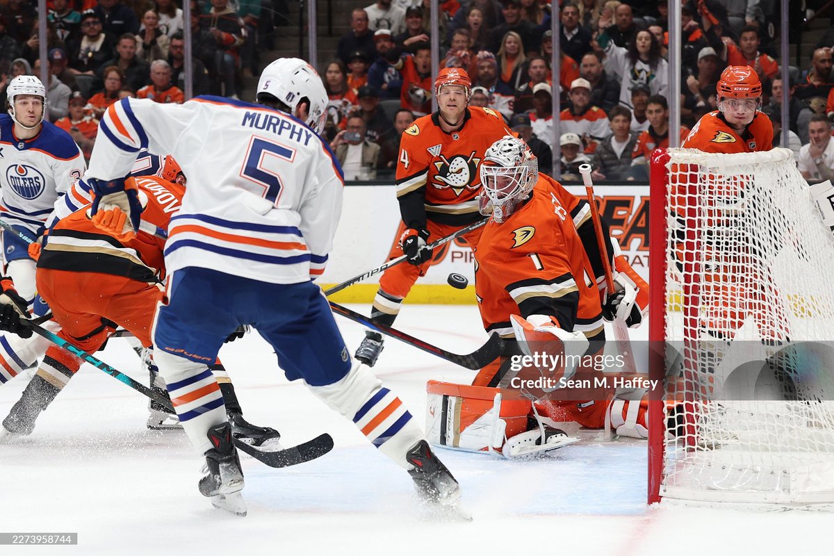 EricJFriesen's tweet photo. Connor Murphy scores his second goal of the playoffs to cut the deficit to one in the first period!

Josh Samanski also records his first career NHL playoff assist!

With the assist, Colton Dach records his first career NHL playoff point! #LetsGoOilers https://t.co/W3CeGjnD8w