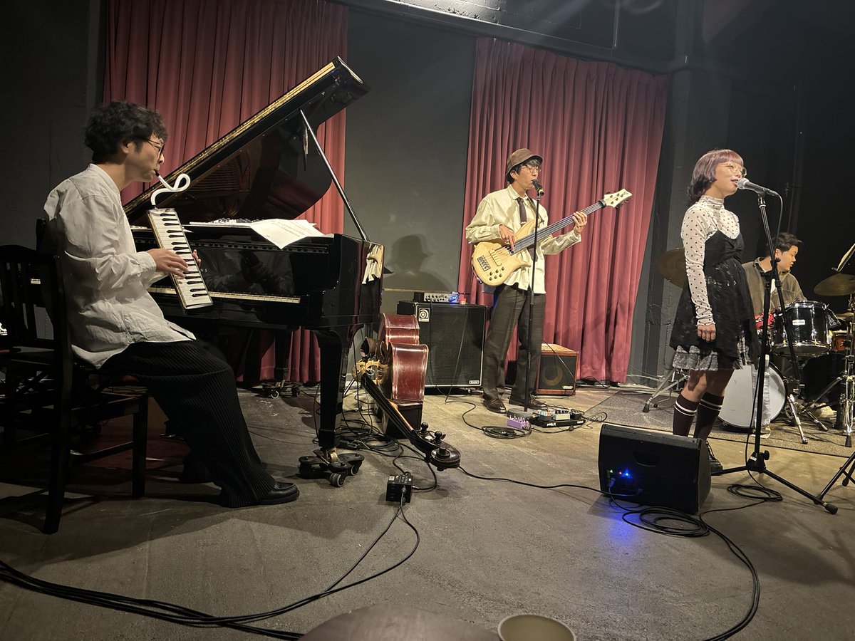 piron_flowers's tweet photo. 昨夜は神戸100BANホールにて男女duoユニットユーゲンスのレコ発ライブへ
凄腕サポートメンバー🎹🥁と共にJazzyな楽曲からPopな楽曲までバラエティ溢れる歌を聴かせてくれる。今後が楽しみな2人。最後はレコーディングにも参加した黄啓傑🎺さんも加わりDuke Ellingtonの♪It Don't Mean A Thing〜 https://t.co/ofqr8GdQQS