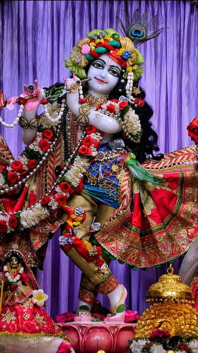आंख देखती हैं, तेरा रहम है..!
सांसे चलती हैं, तेरा रहम है..!
कारोबार चलता है, तेरा रहम है..!
मैं करती हूं, मैने किया है, बस मेरा वहम है..!

 राधे कृष्ण।।