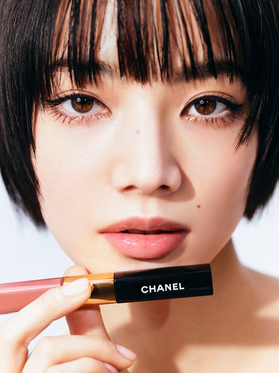 THEFASHIONPOST's tweet image. CHANELが小松菜奈を起用した、リップカラー「ル ルージュ デュオ ウルトラ トゥニュ」の新ビジュアルを公開。品格あるツヤを宿し、幸福感を帯びたビジュアルに仕上がっている。リップカラーは、正規店およびオンラインショップにて販売されている。

fashionpost.jp/news/383297

#CHANEL #小松菜奈