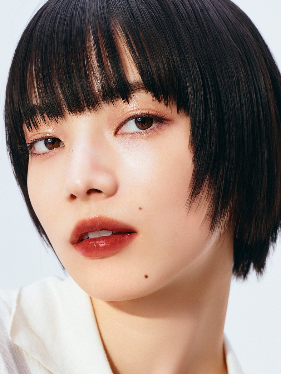 THEFASHIONPOST's tweet image. CHANELが小松菜奈を起用した、リップカラー「ル ルージュ デュオ ウルトラ トゥニュ」の新ビジュアルを公開。品格あるツヤを宿し、幸福感を帯びたビジュアルに仕上がっている。リップカラーは、正規店およびオンラインショップにて販売されている。

fashionpost.jp/news/383297

#CHANEL #小松菜奈