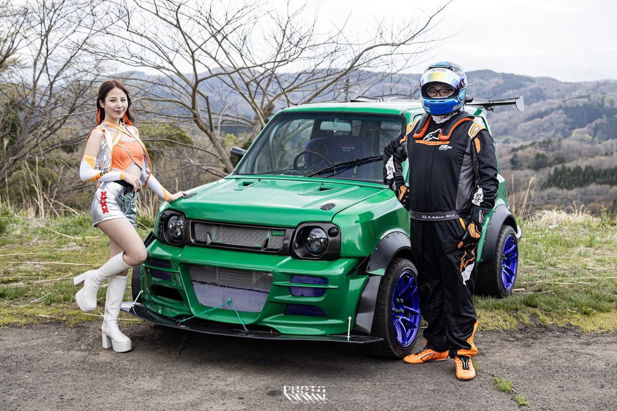 Housankanzume's tweet photo. 今回も車借りて、軽く走ったり、美女とのツーショットしたり、フル装備パレードランしたり

@jimnyfes_2364 
@Chiho1128_i 
@daiyuu0319 https://t.co/xHvEI1E9ki