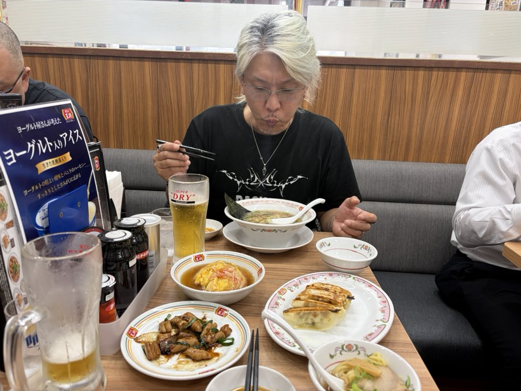 まこ tweet media