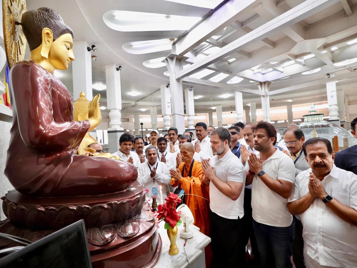 आप सभी को बुद्ध पूर्णिमा की हार्दिक शुभकामनाएं।

भगवान गौतम बुद्ध का जीवन दर्शन और उनके विचार सम्पूर्ण मानवता के लिए शिक्षा हैं - अहिंसा, करुणा, सत्य, सामाजिक समरसता और नैतिकता की।

उनका दिखाया मार्ग हमें हमेशा शांति और सद्भाव के मार्ग पर चलने की प्रेरणा देता रहेगा।