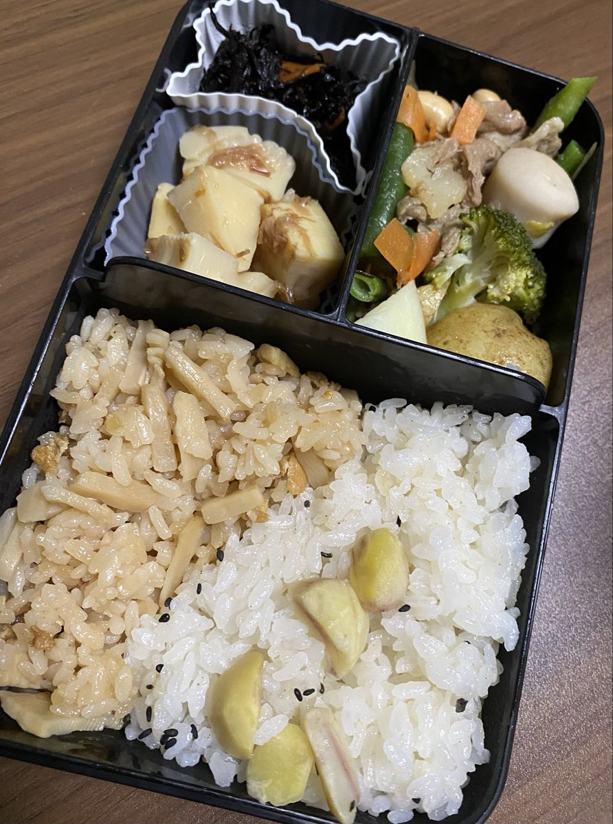 4/30 5/1
筍ご飯、筍おかか煮！
あとは炒めものとか煮物です🍱

寒いのか暑いのか分からない天気に加え、田植えの季節は稲が舞い、私以外の家族皆撃沈です🤧ティッシュ1日1箱どころじゃありません😂
仕事終わったのでgw突入です🥰嬉しい！

#旦那弁当 #お弁当作り楽しもう部