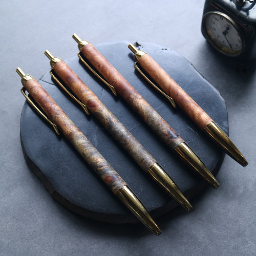 WoodTimeFactory's tweet photo. 花梨瘤の唯一無二の表情を、そのまま一本に。
スリムで使いやすいノック式ボールペン。
使うほどに、自分だけの一本へ。#木軸ペン #花梨瘤 #woodenpen #burlwood #madeinjapan https://t.co/TIFQsiy5lJ