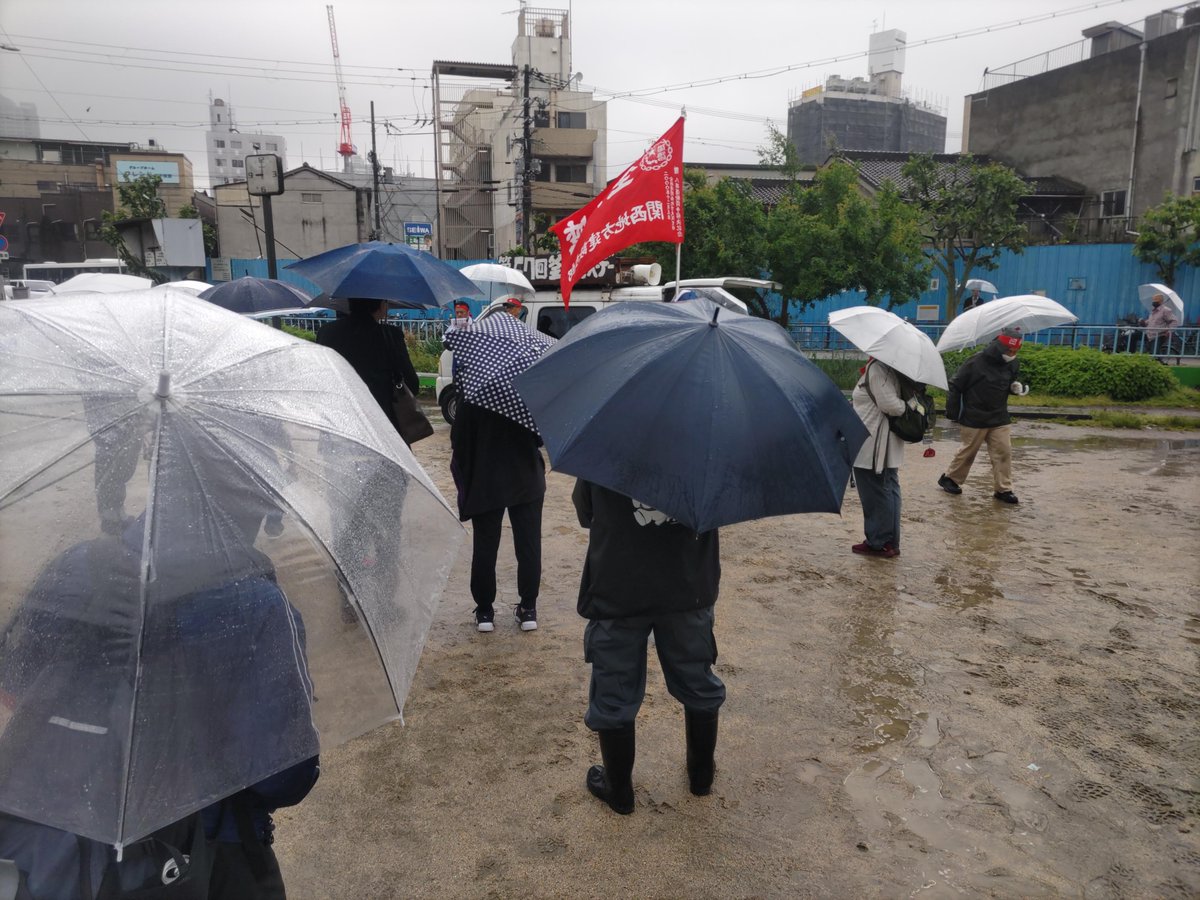 constructionwo8's tweet photo. あいにくの雨の中第５７回釜ヶ崎民衆メーデー集会が開催されました（三角公園）
集会後は通天閣までデモ行進
主催は釜ヶ崎民衆メーデー実行委員会 https://t.co/4Swz43LZU0