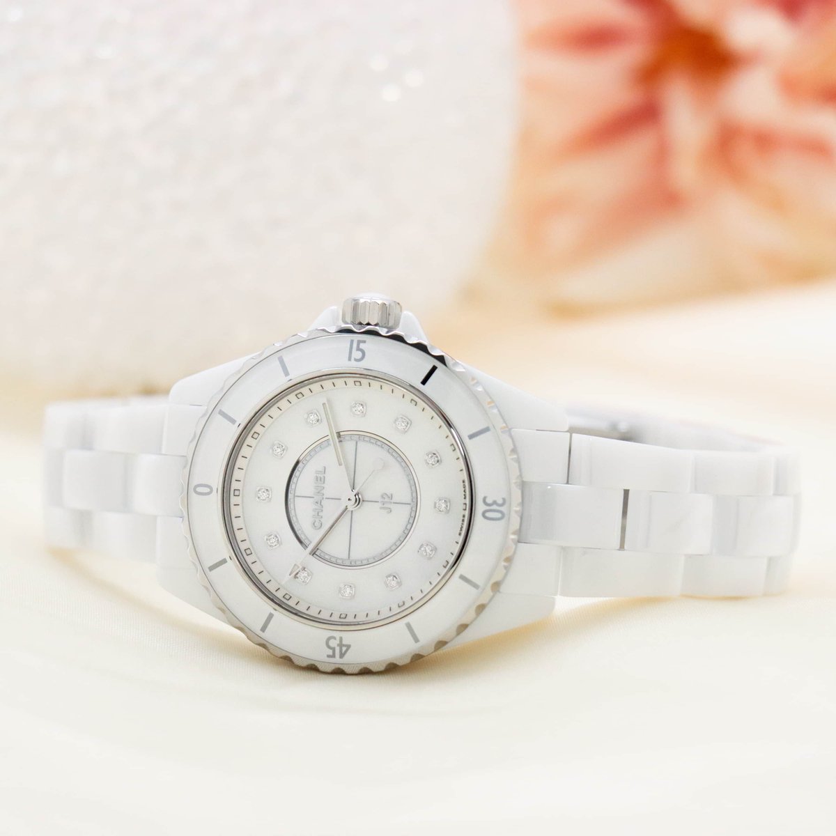 briller_gmt's tweet image. ＼新入荷／
▼シャネル J12 
🔗briller-gmt.com/item/271701227…

シルクのように艶やかな印象のセラミック素材は、キズが付きにくいため、長い間同じ輝きを楽しむことができます。
スポーティーさとエレガンスのバランスが絶妙な腕時計です。
#CHANEL