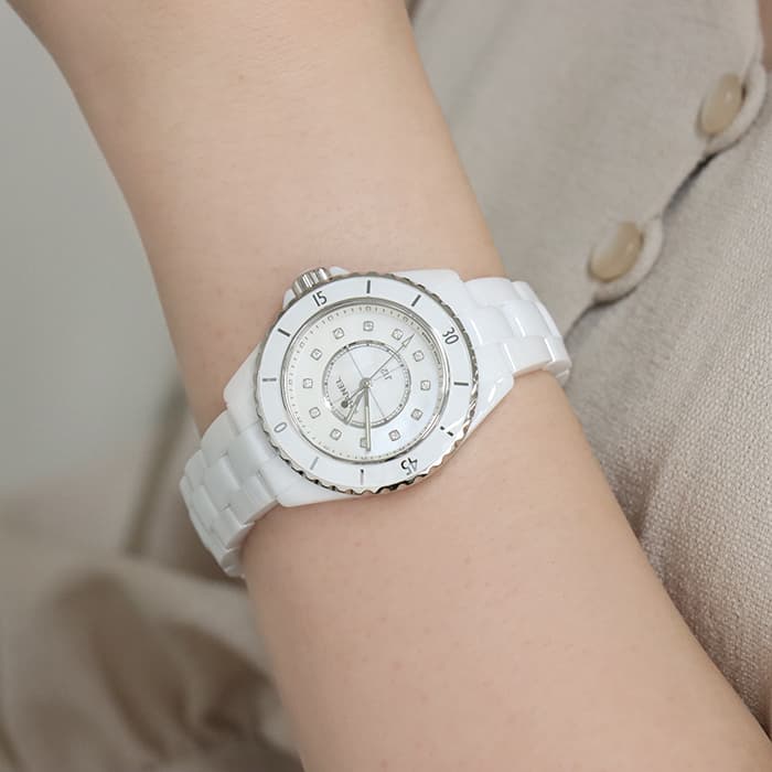 briller_gmt's tweet image. ＼新入荷／
▼シャネル J12 
🔗briller-gmt.com/item/271701227…

シルクのように艶やかな印象のセラミック素材は、キズが付きにくいため、長い間同じ輝きを楽しむことができます。
スポーティーさとエレガンスのバランスが絶妙な腕時計です。
#CHANEL