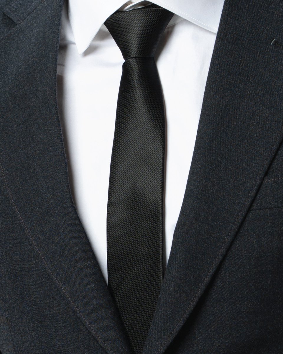 SimoneFedericoF's tweet photo. A Simone Federico &amp; Figli matte- shade black worsted suit paired with a crisp white shirt and a classic black tie is the epitome of refined elegance...

For More Details = https://t.co/wGsiCXoUCg
-
#SimoneFederico #SimoneFederico&amp;Figli #ItalianFabrics #FabricStore #FabricDesign https://t.co/iPFBwQ9l5G