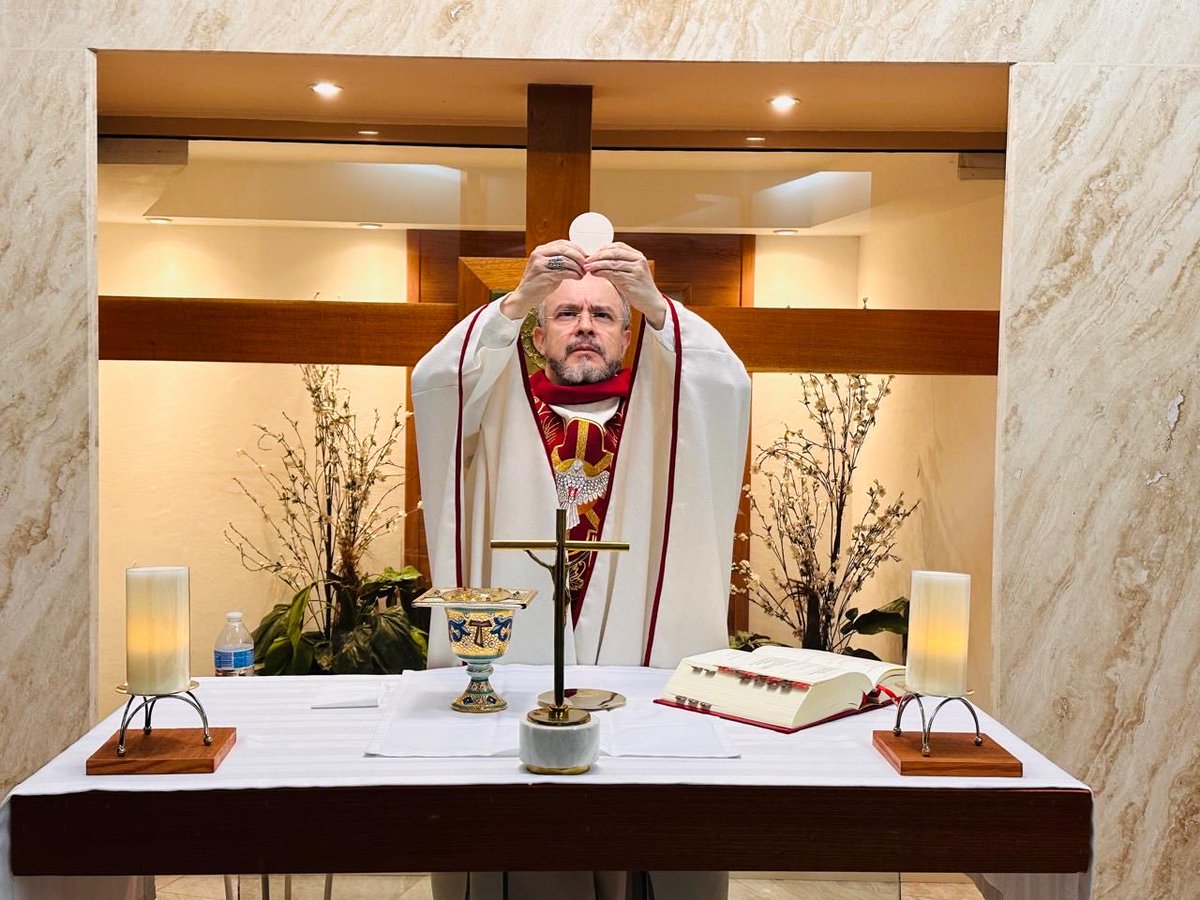 MonsLira's tweet image. Esta tarde ofrecimos la Santa Misa pidiendo a Dios por todos, especialmente por el eterno descanso de Camila y de aquellos que han muerto víctimas de la violencia, rogándole al mismo tiempo que conceda el don de la #paz a Tamaulipas, a México y al mundo
