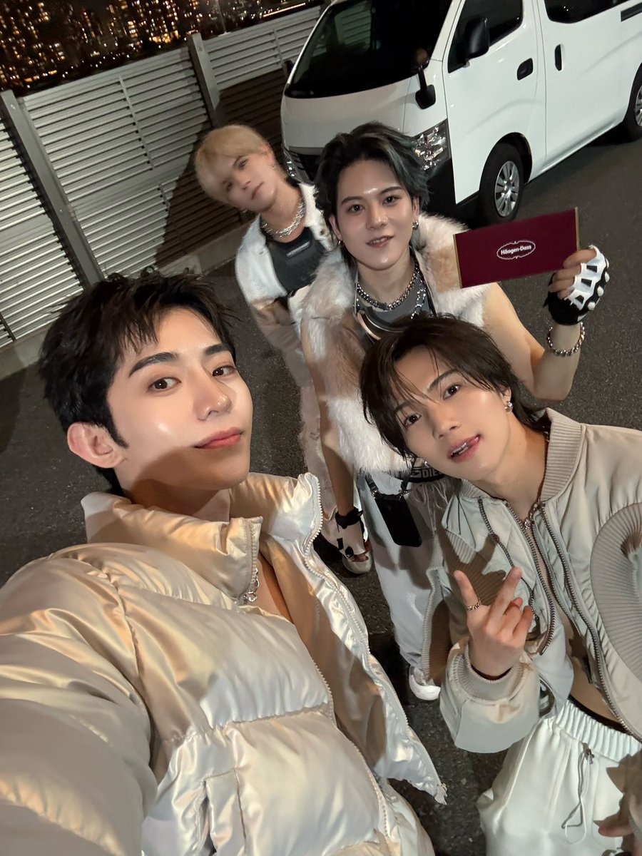 official_enjin's tweet image. 《#HYUGA》

みんなと😻😸😽😼😹

あとでインスタライブで会いましょうよろしくお願いしますっ

#ENJIN
#ENJIN_HYUGA