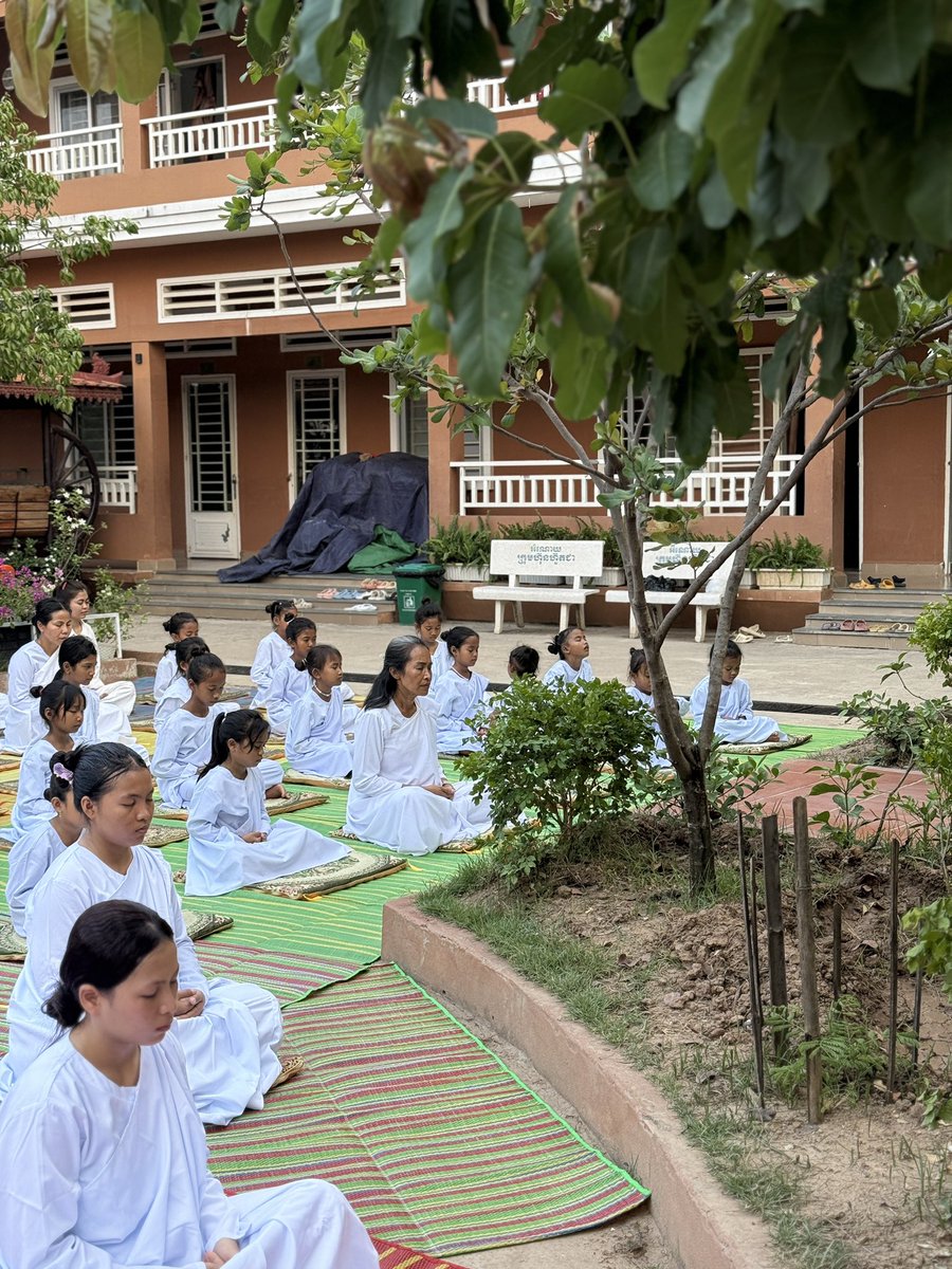 MamSomaly's tweet photo. អំណោយផលល្អ ក្នុងថ្ងៃវិសាខបូជា សូមជ្រះថ្លាអនុមោទនាបុណ្យ បេីអាចបាន យេីងនាំគ្នាកាន់សីលប្រាំទាំងអស់គ្នា លាចាក គ្រឿងស្រវឹង ក្នុងថ្ងៃនេះ ក៏ជាផលដែរ 🙏🙏🙏
#SomalyMam #AFESIP #survivor #somalymam