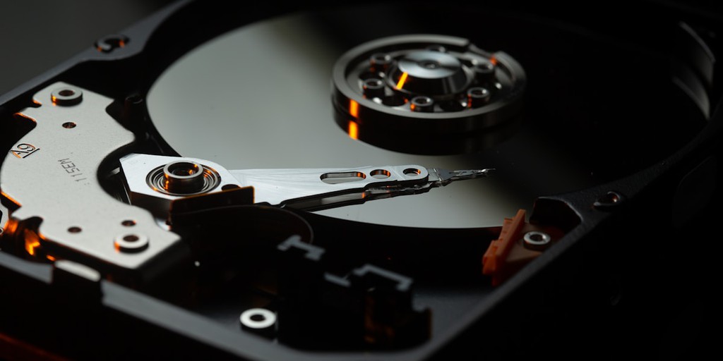 NandorKatai's tweet image. Surveillance drives have higher workload ratings (180TB/year) compared to desktop drives (55TB/year), ensuring reliability. #Storage #Surveillance #Hardware

Read more 👉 lttr.ai/Aqp13

#iFeelTech