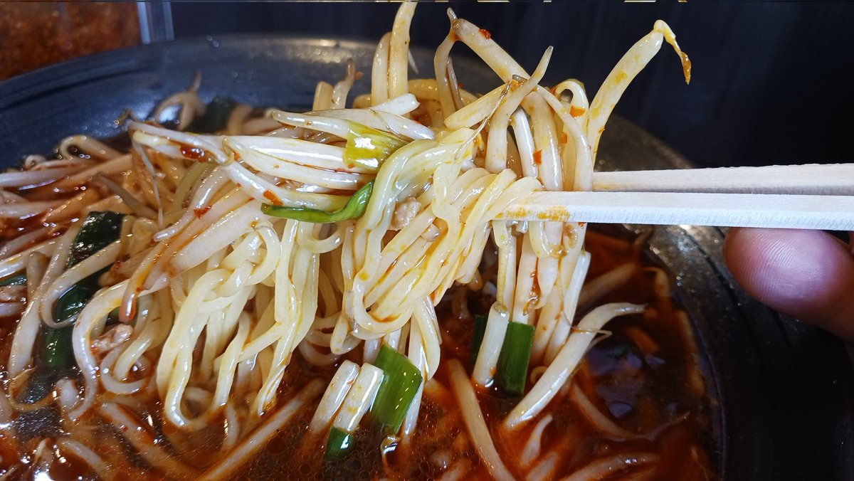 datsuizonsho's tweet photo. 四つ木の｢中華餃子酒場優｣さんで、ピリ辛もやしラーメン&amp;しそ餃子を注文。いい感じに辛くて旨かった☺餃子はデカかった。ごちそうさまでした🙏
#葛飾区
#四つ木
#中華餃子酒場優 https://t.co/cvZB6kt0GS