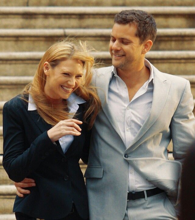BarchieApahart's tweet image. I want to experience the way Peter Bishop ( Joshua Jackson ) looks at Olivia Dunham ( Anna Torv ) 🥰🥰 pretty pleaseeee #fringe
