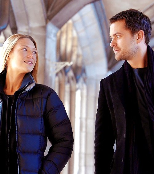 BarchieApahart's tweet image. I want to experience the way Peter Bishop ( Joshua Jackson ) looks at Olivia Dunham ( Anna Torv ) 🥰🥰 pretty pleaseeee #fringe