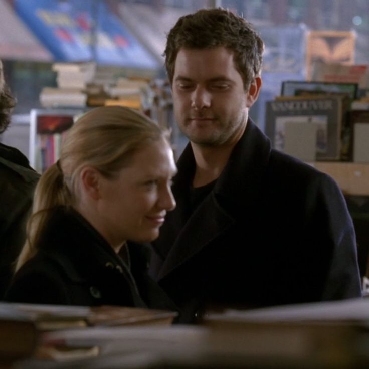 BarchieApahart's tweet image. I want to experience the way Peter Bishop ( Joshua Jackson ) looks at Olivia Dunham ( Anna Torv ) 🥰🥰 pretty pleaseeee #fringe